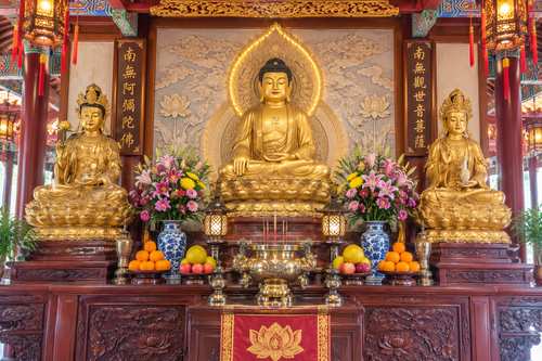 Main Shrine Offering 宝殿供奉、供沾法喜